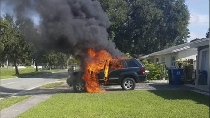 Ελαττωματικό τάμπλετ εξερράγη μέσα στο Jeep με αποτέλεσμα η φωτιά να επεκταθεί και να κάψει το όχημα